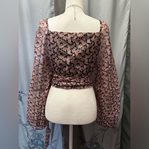 👗Lulu’s - Pretty Little Flower Black Floral Print Organza Wrap Crop Top, size M - Picture 4 of 8